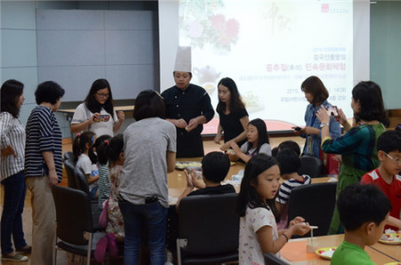 中心廚師龍瑋手把手指導孩子們做月餅 中心廚師龍瑋手把手指導孩子們做月餅