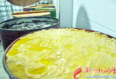 將制成的豆泥餅餡儲藏待用。