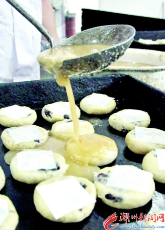 將生餅淋上適量豬油后放進電烤爐烘焙。