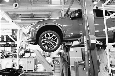 在符拉迪沃斯托克一處工業(yè)園區(qū)內(nèi)的合資汽車組裝廠，當(dāng)?shù)毓と嗽谲囬g工作。（《人民日報》/張光政 攝) 