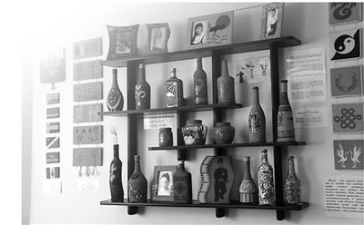 在“海洋”兒童中心主樓的手工制作室，墻上的架子陳列著各國孩子們的作品。（《人民日報》/張光政 攝) 