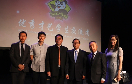 中國駐英大使館僑務(wù)參贊盧海田(右三)、國僑辦龔政(左二)、華僑大學(xué)音樂舞蹈學(xué)院黨委書記馬海生(左三)、《歐洲時報》常務(wù)副社長鐘誠(右二)、《歐洲時報》英國版副總經(jīng)理李強(qiáng)(左一)、英國文化中心負(fù)責(zé)人李想(右一)合影。