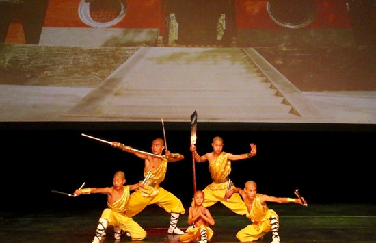 來自河南少林寺拳法學(xué)校的幾位“少林小子”表演精湛的中華武術(shù)。