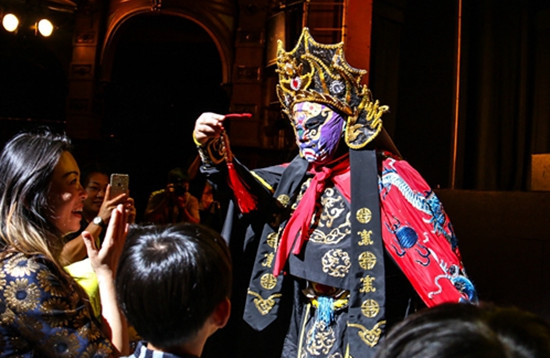 小童星李沐陽走下舞臺，近距離讓觀眾看“變臉”絕活，掀起演出的一個高潮。