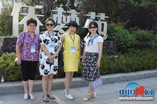 海外華文媒體高層在“僑夢苑”前合影 馬芙蓉 攝