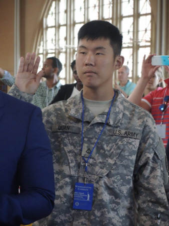 權(quán)新杰宣誓入籍。(美國(guó)《世界日?qǐng)?bào)》/高夢(mèng)梓 攝)