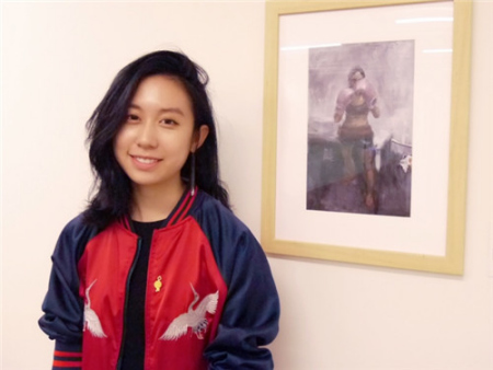 紐約長(zhǎng)島冷泉港高中學(xué)生徐一坤，與油畫(huà)金獎(jiǎng)作品《拳擊手》。(美國(guó)《世界日?qǐng)?bào)》/胡毓玲 攝)