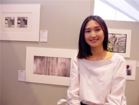 紐約史岱文森高中潘月薇與得獎(jiǎng)作品《在控制之下》。(美國(guó)《世界日?qǐng)?bào)》/胡毓玲 攝)