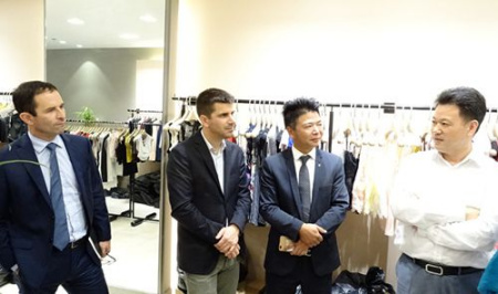 黃學(xué)勝（右1）、胡奇業(yè)（右2）介紹華人商區(qū)的情況。（法國(guó)《歐洲時(shí)報(bào)》 /孔帆 攝）