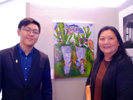 紐約視覺(jué)藝術(shù)學(xué)院大一生黎士軒(左)及母親，在其作品《我站在何處》旁合影。(美國(guó)《世界日?qǐng)?bào)》/胡毓玲 攝)