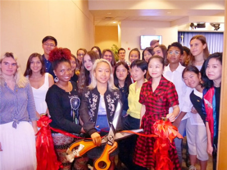 華府“ART.WRITE.NOW.DC?！闭褂[近日開(kāi)幕，獲獎(jiǎng)學(xué)生剪彩。(美國(guó)《世界日?qǐng)?bào)》/胡毓玲 攝)