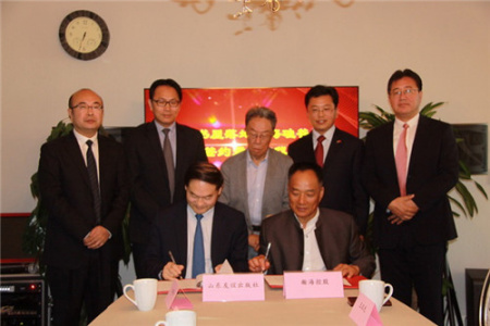 王蒙、任發(fā)強(qiáng)副總領(lǐng)事等嘉賓共同見證簽署尼山書屋落戶協(xié)議。