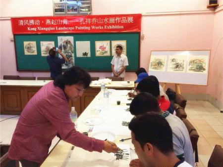 孔祥喬教授尼泊爾國家旅游局官員作畫 孔祥喬教授尼泊爾國家旅游局官員作畫