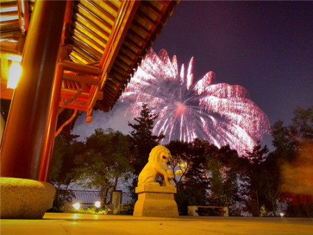 煙花表演與中國靜園相得益彰。(李民 姜佩璋 攝)