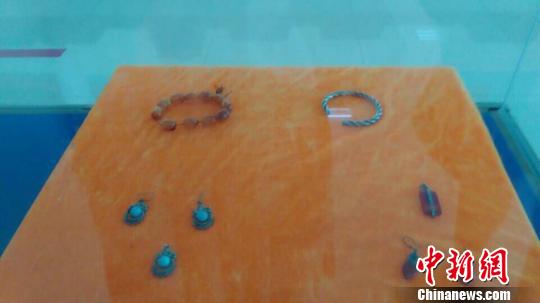 新疆博爾塔拉少數(shù)民族的生活用品、飾品?！×戊o 攝