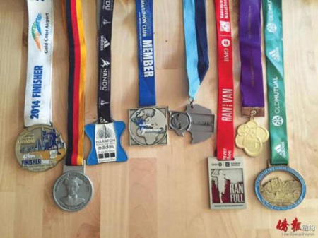 參與馬拉松比賽所獲獎(jiǎng)牌。（美國(guó)《僑報(bào)》）