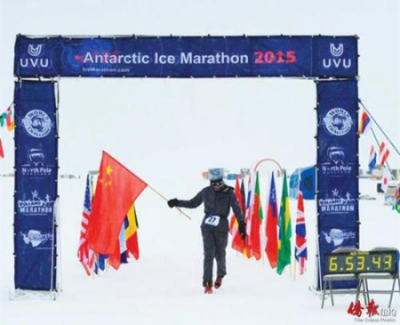 手持五星紅旗沖過(guò)終點(diǎn)。（美國(guó)《僑報(bào)》）