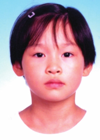 2000年，菲菲出國前拍的證件照。(菲菲供圖)