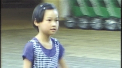 兒時的菲菲(圖片來源：新京報)