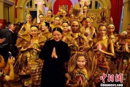 圖為文化周開幕式上以中國傳統(tǒng)文化“五行”為設(shè)計(jì)靈感的時裝表演?！↓垊ξ?攝