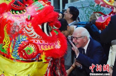 圖為文化周開幕式上法國觀眾與舞獅表演者互動?！↓垊ξ?攝