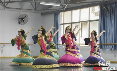 由長沙歌舞劇院選送的古典舞《彩陶傭》。 