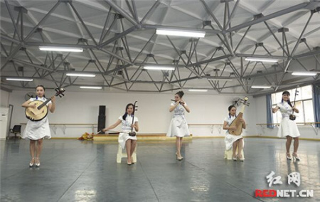 由湖南省歌舞劇院民樂團(tuán)選送的二胡與琵琶演奏《洞庭魚米香》。