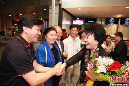 當(dāng)?shù)貢r(shí)間9月21日晚，中國(guó)國(guó)務(wù)院僑辦主任裘援平（右一）乘機(jī)抵達(dá)加拿大蒙特利爾皮埃爾·埃利奧特·特魯多國(guó)際機(jī)場(chǎng)，慰問(wèn)當(dāng)?shù)貎S胞，開(kāi)展僑務(wù)工作。裘援平在機(jī)場(chǎng)受到當(dāng)?shù)貎S胞熱烈歡迎。<a target='_blank' >中新社</a>記者 徐長(zhǎng)安 攝