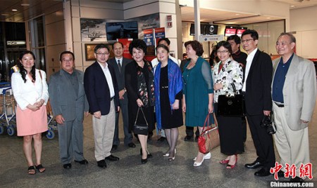 中國(guó)駐蒙特利爾總領(lǐng)事彭驚濤（左三）到機(jī)場(chǎng)迎接。<a target='_blank' >中新社</a>記者 徐長(zhǎng)安 攝