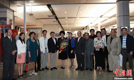 中國(guó)駐蒙特利爾總領(lǐng)事彭驚濤到機(jī)場(chǎng)迎接。<a target='_blank' >中新社</a>記者 徐長(zhǎng)安 攝