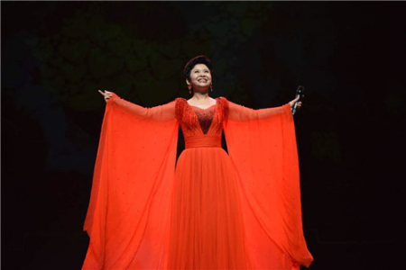 歌唱藝術家董文華演出。