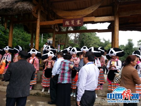 游客入隴戛寨前必須先過酒關(guān)，喝了這一杯才能放行。