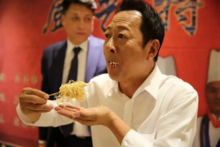 釘鈑上氣球上切肉絲 釘鈑上氣球上切肉絲