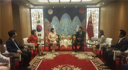 活動前，(社)韓中文化友好協(xié)會曲歡會長與中國國務院僑辦人事司王志民副司長、中國駐韓國大使館鄧瓊總領事、江蘇省鎮(zhèn)江市僑辦魏弘揚主任在韓中緣文化館進行了友好會談。