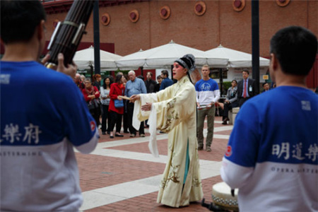 南京民間藝術(shù)團(tuán)體“明道樂府”與昆曲藝術(shù)家們在大英圖書館廣場進(jìn)行《牡丹亭》快閃表演。
