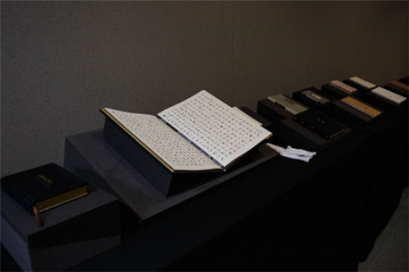 南京周開幕式上陳列的精美圖書。