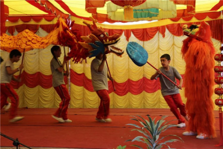 尼泊爾小學(xué)生在舞臺上舞龍。