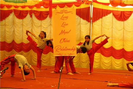 尼泊爾小學(xué)生展示武功。