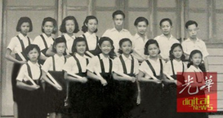 李美齡(前排左1)是加央群益華小1951年第5屆畢業(yè)生。(馬來西亞《光華日報》)