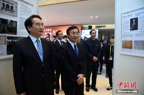 國務院僑務辦公室副主任譚天星(左)、澳門特區(qū)政府社會文化司司長譚俊榮(右)等參觀圖片展。<a target='_blank' >中新社</a>記者 張宇 攝