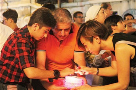 一個小小的舉動，讓不同國籍的大家互相交流，更把中華文化傳承到各地。