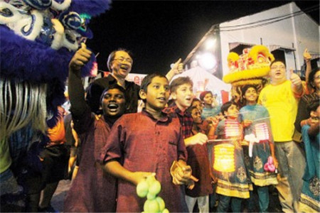 各族同胞及游客都對舞獅倍感興趣。