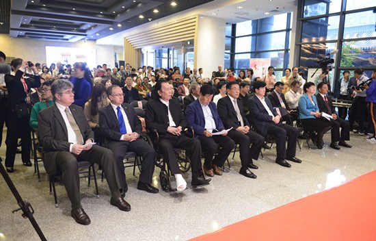 出席開幕式現(xiàn)場(chǎng)的嘉賓。