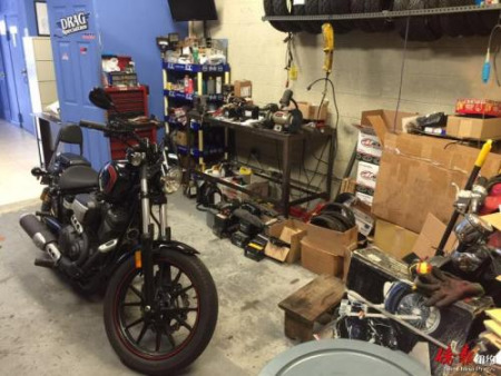 摩托車(chē)維修工作間。 （美國(guó)《僑報(bào)》/宋旸 攝）