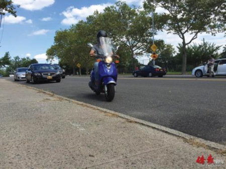 為學(xué)員示范和講解駕駛要領(lǐng)。（美國(guó)《僑報(bào)》/宋旸 攝）