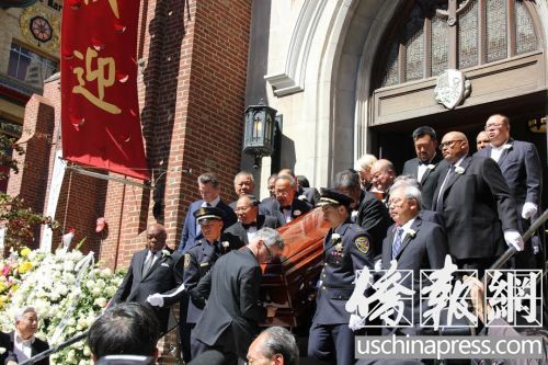 舊金山各大官員將白蘭遺體扶出教堂。(僑報(bào)記者任子晟攝)