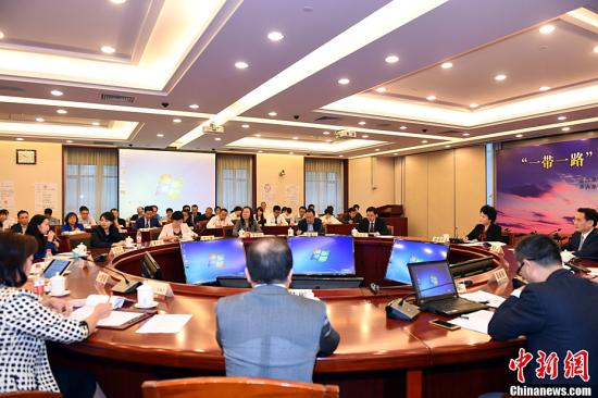 來自全球34個國家和地區(qū)的80余位華文媒體代表聚首北京，共同就華文媒體與“一帶一路”建設展開座談，思考華文媒體如何攜手共贏，在“一帶一路”建設中抓住機遇，發(fā)揮獨特作用。國務院僑辦主任裘援平出席座談會并講話，國務院僑辦副主任譚天星主持座談會。<a target='_blank' >中新社</a>記者 張勤 攝