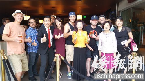 劉吉米(左3)和華裔民選官員協(xié)會(huì)創(chuàng)辦人黃趙企晨博士(左6)帶領(lǐng)華裔參加洛杉磯共和黨部組織的觀看總統(tǒng)大選第一場(chǎng)辯論活動(dòng)。(圖片由劉吉米提供) 