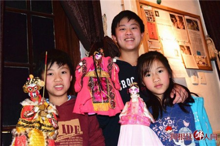 愛(ài)上布袋戲的華人子女。