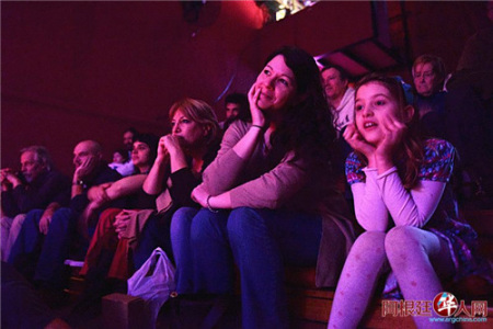 被布袋戲吸引的現(xiàn)場(chǎng)觀眾